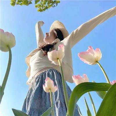 她比烟花寂寞